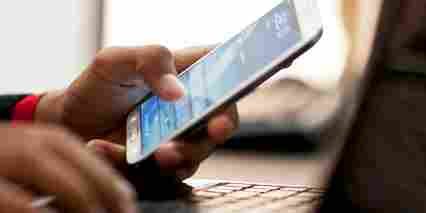 Bahaya Terlau Sering Menggunakan Ponsel