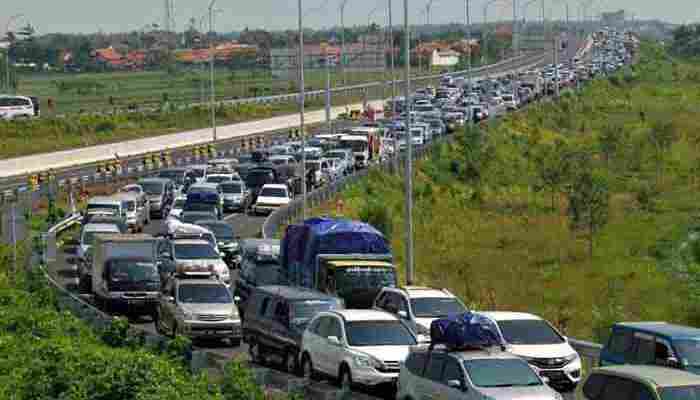 antrian-di-exit-brebes-timur-700x400