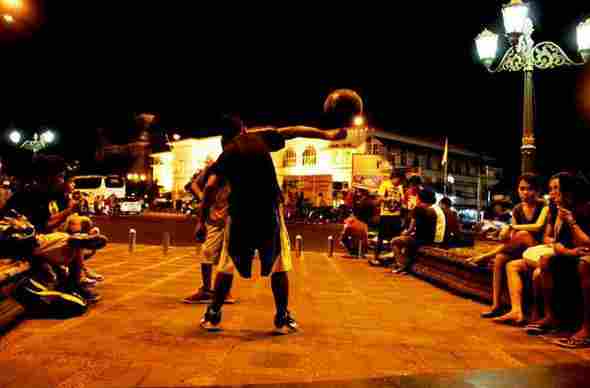 warga-jogja-nongkrong-di-malioboro