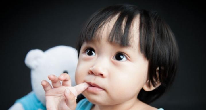 Ilustrasi anak mengemut jari. Shutterstock.com Ilustrasi anak mengemut jari. Shutterstock.com