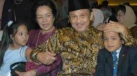 Cara sukses mendidik anak Menjadi Jenius dan Sholeh Dari Habibie dan Ainun Yang Wajib Ditiru