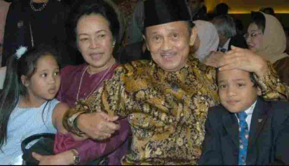 Cara sukses mendidik anak Menjadi Jenius dan Sholeh Dari Habibie dan Ainun Yang Wajib Ditiru Cara sukses mendidik anak Menjadi Jenius dan Sholeh Dari Habibie dan Ainun Yang Wajib Ditiru