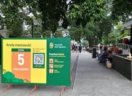 papan informasi publik tentang sosialisasi pencegahan Covid-19 di Kawasan Malioboro Yogyakarta
