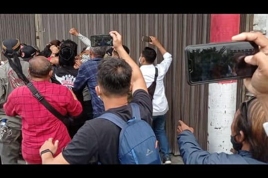 Insiden pemukulan saat aksi FPR Yogyakarta di depan kantor Gubernur DIY, Senin (8/3/2021). (dok. kabarkota.com)