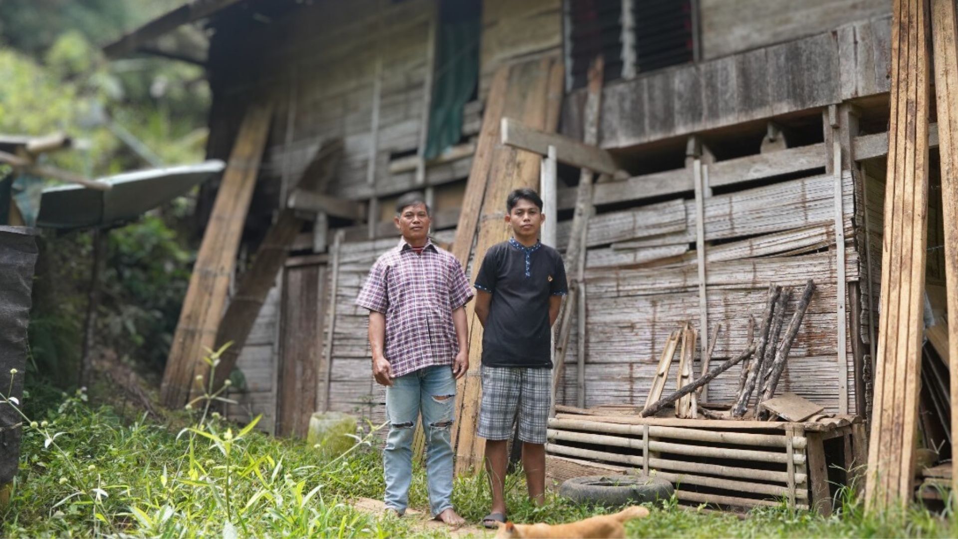 Moses Patibang (kanan) menjadi salah satu mahasiswa baru tahun 2024 yang menerima subsidi UKT 100 persen dari UGM (dok. humas UGM)